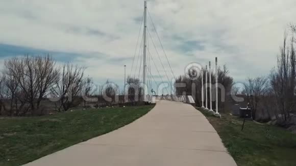通往桥梁的道路视频的预览图