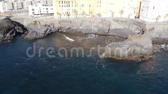 岩石和海洋视频的预览图