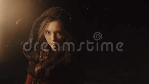 一个年轻的神秘女人在黑暗的森林里拿着火炬的肖像视频的预览图