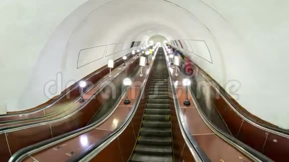 在地铁时间超移的自动扶梯上移动的人视频的预览图