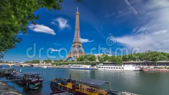 埃菲尔铁塔从巴黎塞纳河的堤岸上翻出的时间视频的预览图