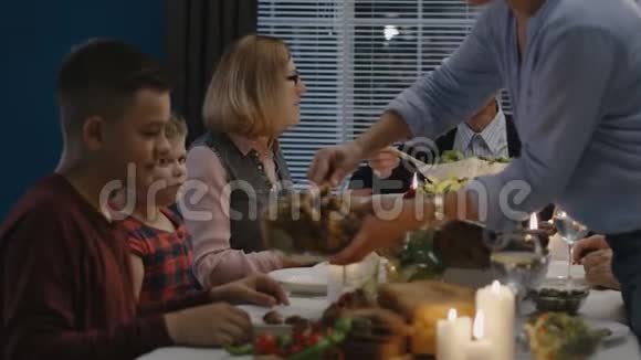 快乐的家庭享受感恩节晚餐视频的预览图