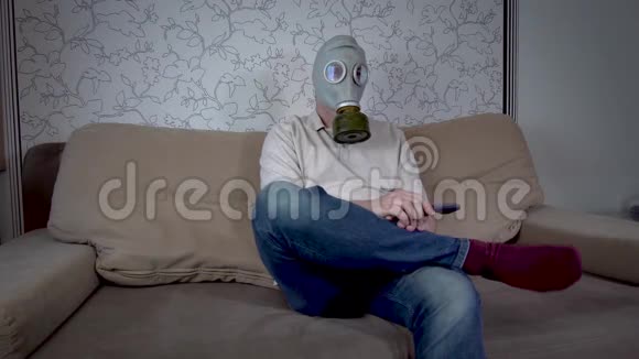 戴防毒面具的人视频的预览图
