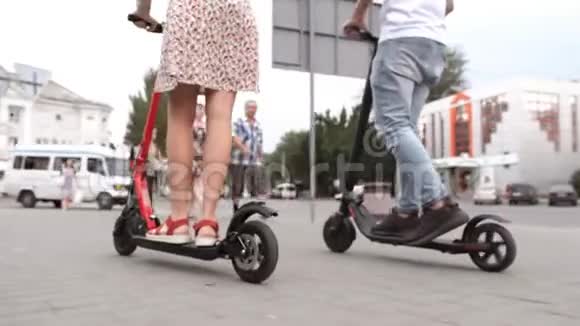 男人和女人的腿骑未来科技电动滑板车视频的预览图