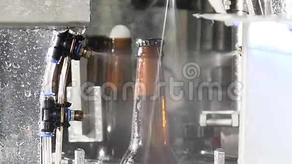 啤酒厂的概念啤酒厂自动啤酒瓶生产线最后一部分啤酒瓶生产的特写镜头视频的预览图