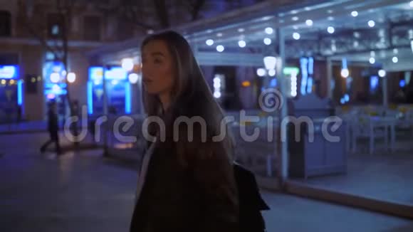 女孩晚上在城里散步视频的预览图