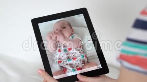 用数码平板电脑拍摄婴儿视频的预览图