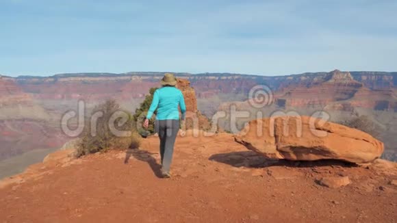 大峡谷的女子徒步来到观察点双臂向上视频的预览图