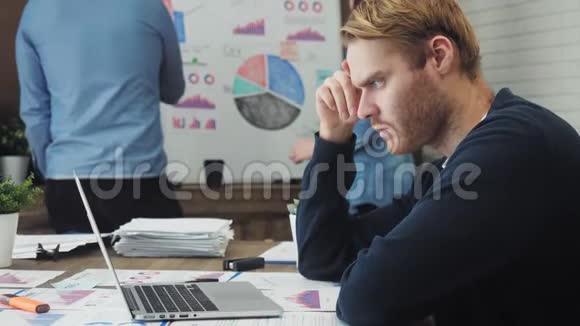一名男性办公室工作人员用数据看电脑屏幕视频的预览图
