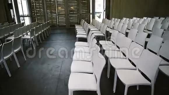 一排排空椅子视频的预览图