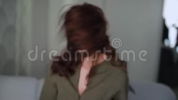 美丽的黑发女人把她的头发扔掉视频的预览图