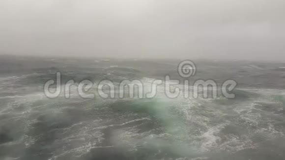 海上风暴印度洋风暴中海浪视频的预览图