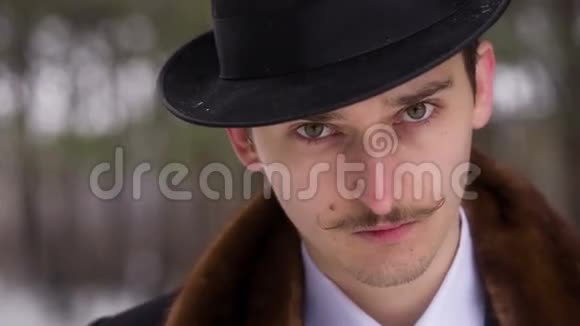 戴帽子的绅士视频的预览图