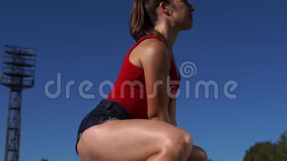 慢动作健身女孩做蹲运动视频的预览图
