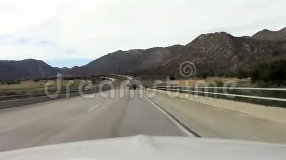 驶过干燥炎热的沙漠视频的预览图
