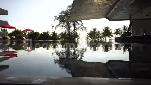在酒店游泳池里荡漾的水视频的预览图