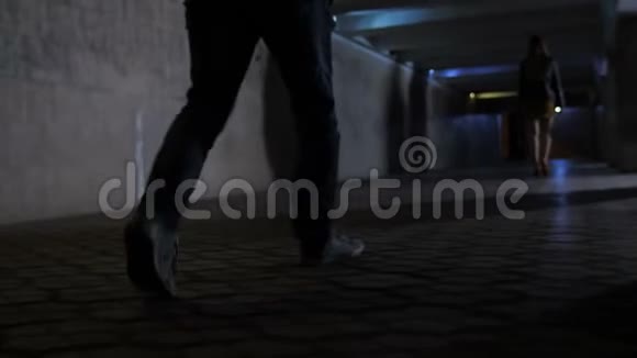 特写犯罪的双腿在黑暗中追逐受害者视频的预览图