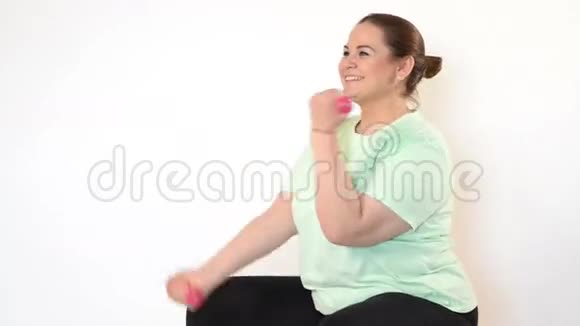 胖女人用哑铃做运动视频的预览图
