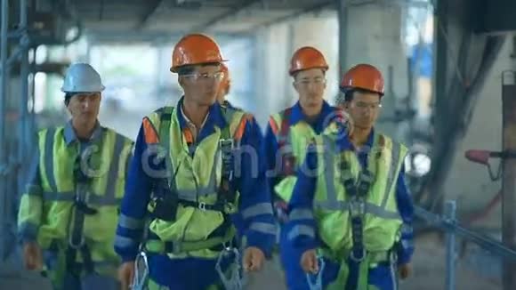 工人和工程师走上工业工厂视频的预览图