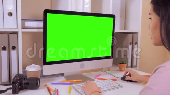 设计师在电脑上打字视频的预览图