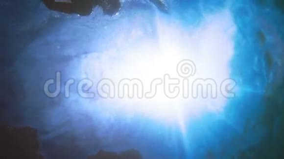 慢速游泳男子剪影来自底部相机的阳光视频的预览图