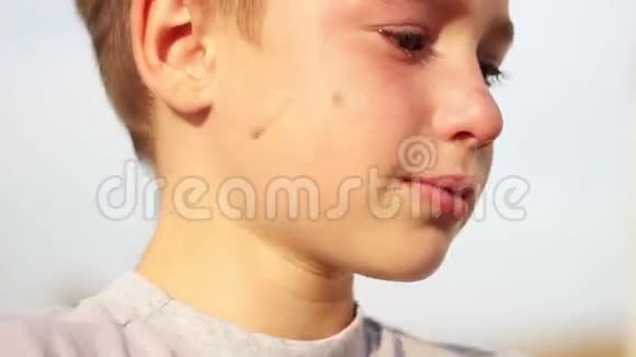 肮脏的孤儿男孩特写镜头哭着看着视频的预览图