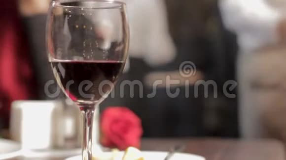 酒桌上摆着一杯红酒人们在宴会上随着音乐起舞视频的预览图