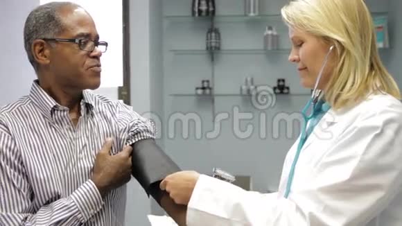 医生检查男性病人的血压视频的预览图