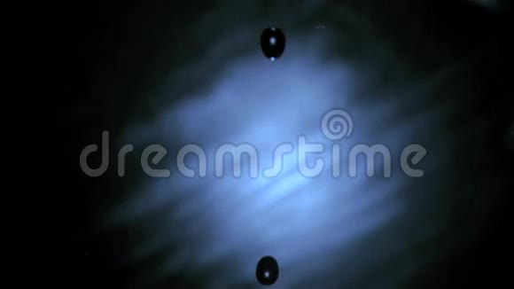 水滴在水面上以超慢的运动下落视频的预览图