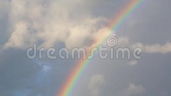 彩虹在天空和雨云视频的预览图