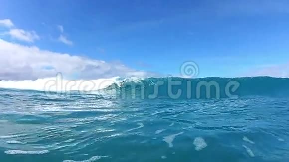 冲浪者乘坐海浪视频的预览图