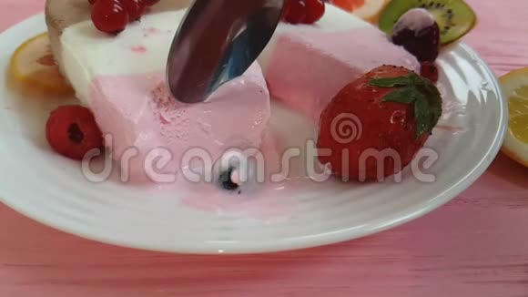 有浆果的冰淇淋视频的预览图