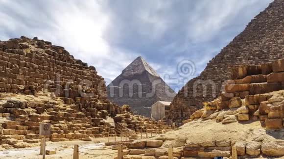 埃及吉萨开罗大金字塔上乌云密布的时间流逝石金字塔的放大视频的预览图