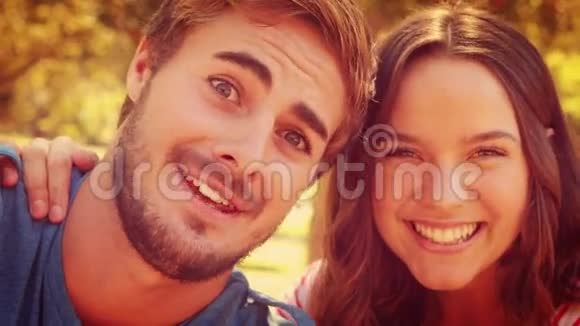 在公园里拍自拍的快乐情侣视频的预览图