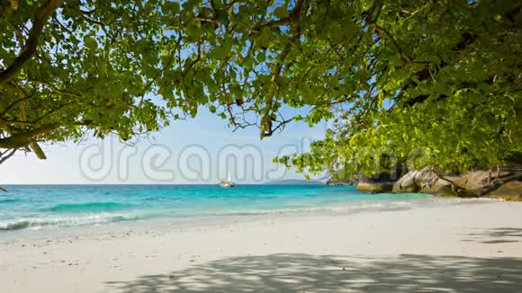 空沙滩美丽的热带景观视频的预览图
