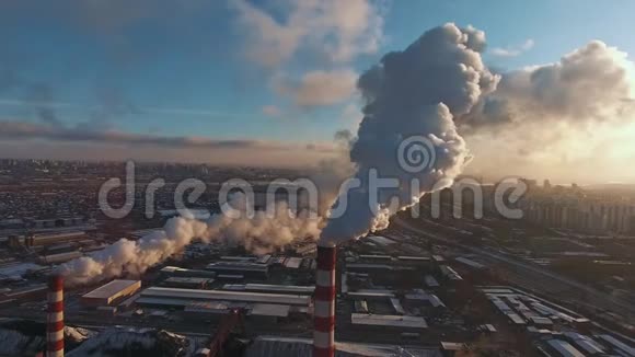 带烟管道工业生产厂房大气污染视频的预览图