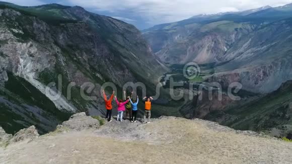 山顶快乐之友小组成功空中慢动作4k视频的预览图