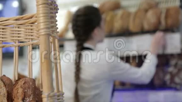 女孩面包师给面包贴上价格标签视频的预览图