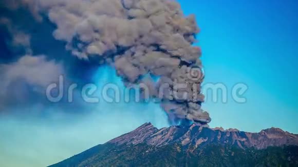 4K时程火山爆发摄像机关闭印度尼西亚东爪哇2015年7月25日视频的预览图