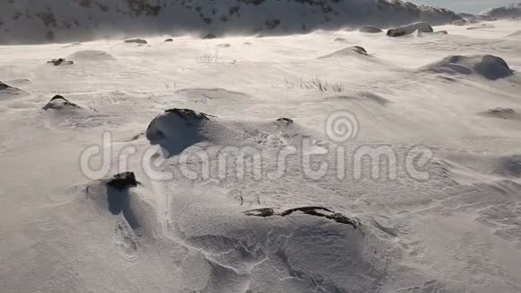 山坡上的暴风雪北极景观视频的预览图