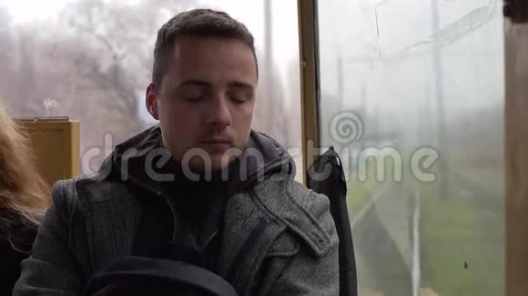 乘电车和睡觉的人视频的预览图