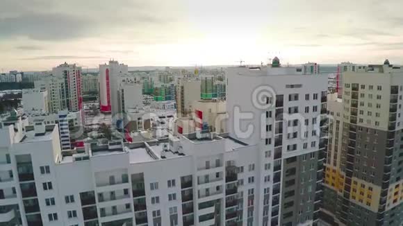 住宅区的鸟瞰图夏季新建成的房地产航空新产业视频的预览图