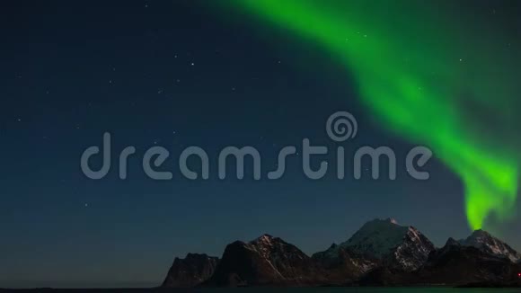 北极光北极光在挪威洛佛顿群岛的山上夜间冬季景观延时视频视频的预览图