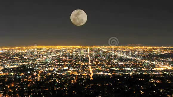 月亮在洛杉矶升起的时间流逝剪辑2视频的预览图