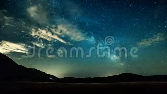 时间流逝的夜空中的星星和山脉背景上的银河视频的预览图