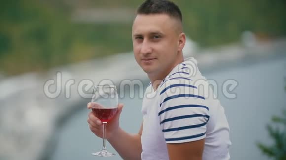 一杯酒的男人视频的预览图