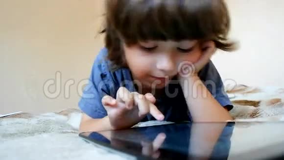 男孩使用平板电脑视频的预览图