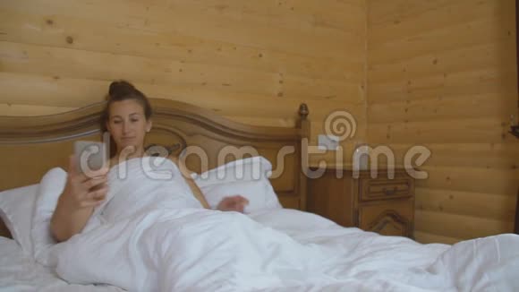 女人躺在床上视频的预览图