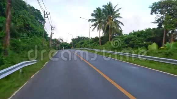 摄像机正沿着这条路移动开车或骑摩托车在道路上行驶视频的预览图