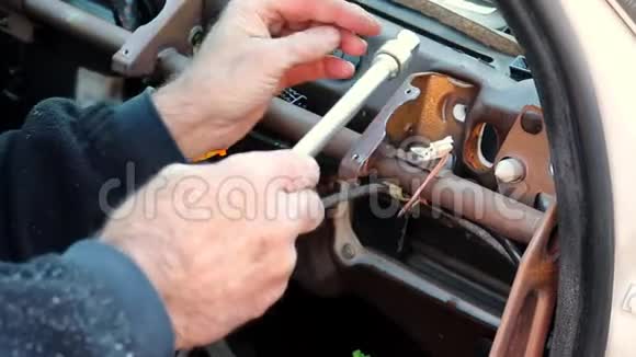 汽车修理工作视频的预览图
